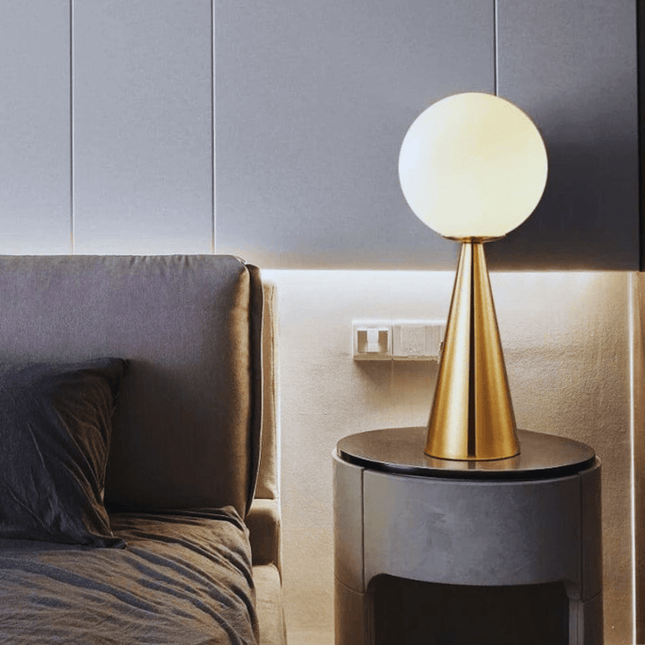 Mes lampes de chevet ® Lampe de chevet en cône dorée